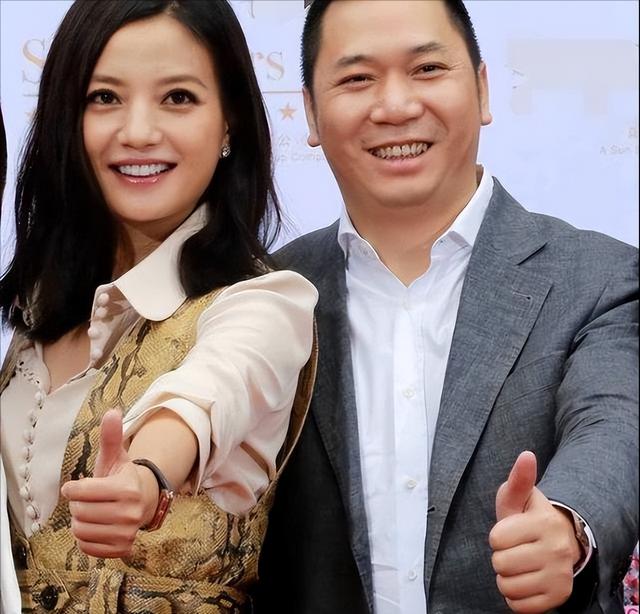 拔出萝卜带出泥！49岁赵薇近况再曝，事业婚姻双失败，丑闻太恶劣
