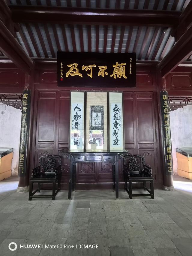 腾龙阁望汉江浩渺苍茫，古城头看襄阳心越千年。