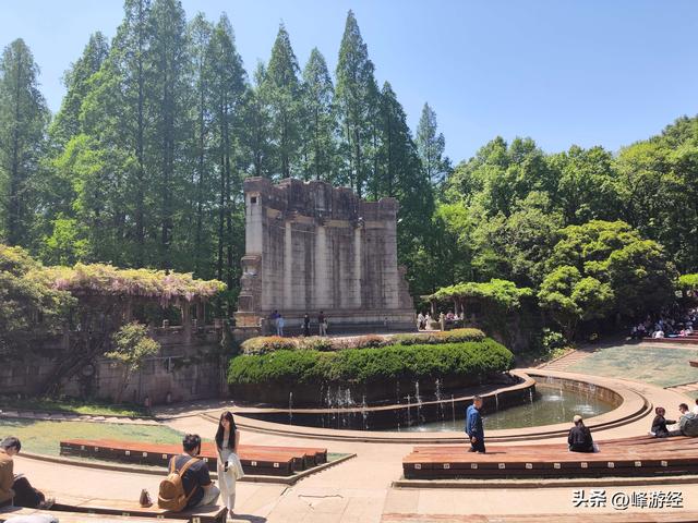 访中山陵遇周一闭馆，音乐台看白鸽与音符共舞