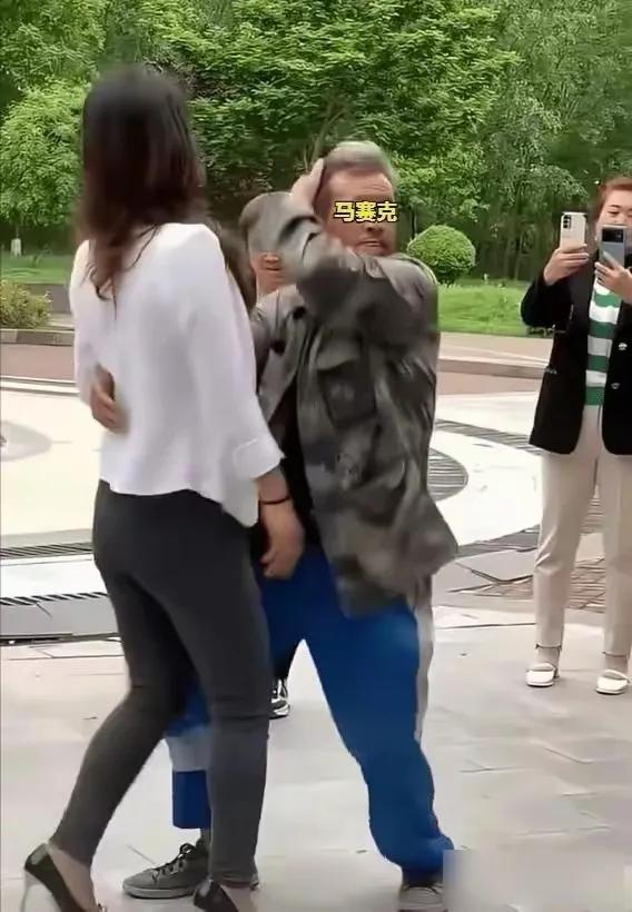 公园一角惊现“交易舞”，大爷花钱大妈收费，钱不到位碰都不能碰