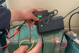 电动车充电器变绿灯后，还会充电吗？要不要拔掉电源？做错很伤车图片