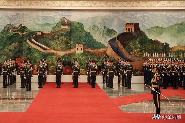 马克龙北京第二天！夫人米白套装出席仪式，兵哥哥气势磅礴，爱了