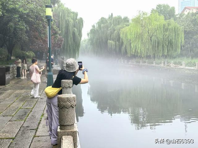 新华社原军事记者陶俊峰泉城美拍：秋雨后 护城河边美如画