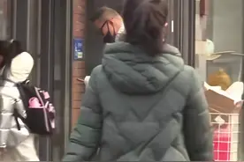 汪峰接幼女放学逛超市，身材臃肿发福，8岁醒醒扎马尾神似章子怡图片