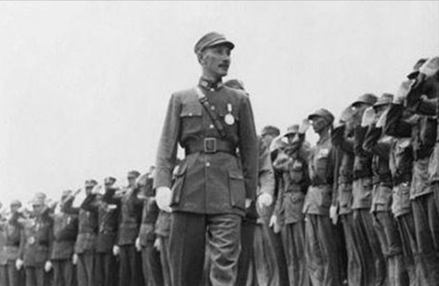 1955年蒋介石指着十大元帅名单，对夫人苦笑：这个人太厉害了！