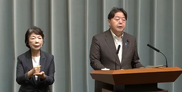 历史性一幕发生，阅兵刚结束，特朗普就发来祝福，日本天塌了