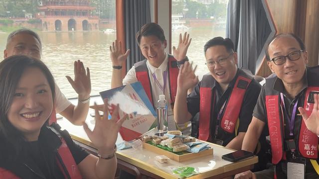 “港火”！乐山大佛迎远客，香港旅协赞不绝！