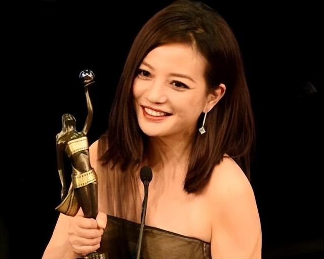 面相又变了！49岁赵薇广东吃饭，又老又瘦没架子	，却再无回头路走