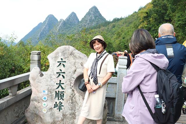 “万峰成林处 阳光黔西南”2025暖冬旅游主题专列首趟抵达兴义