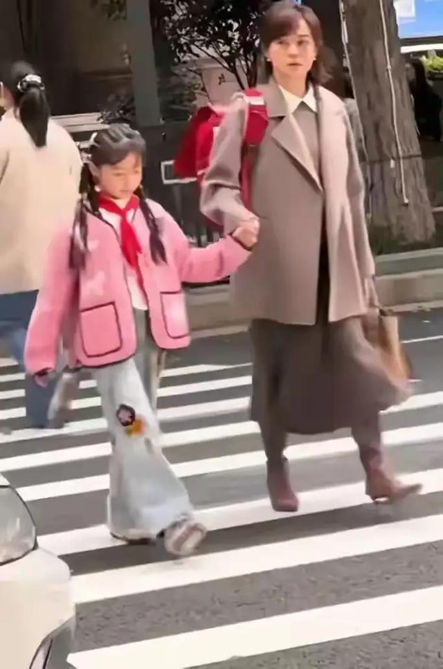 孙俪接送女儿上学，女儿简直跟她共用一张脸，不得不说基因真强大