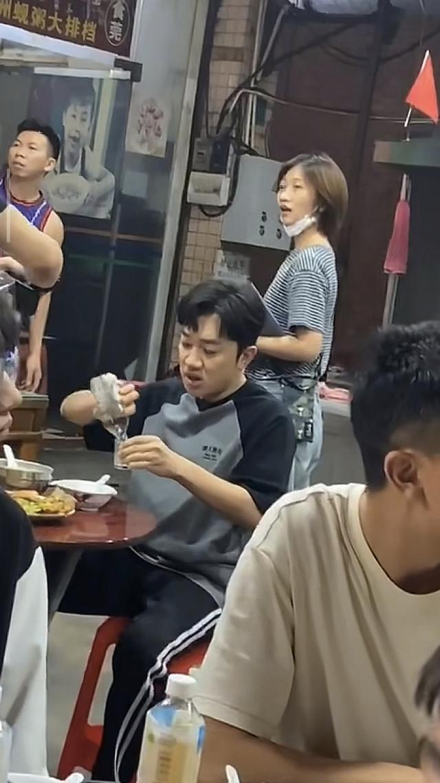香港街头偶遇王祖蓝，本人非常低调随和，鼻子好大，好像还没睡醒