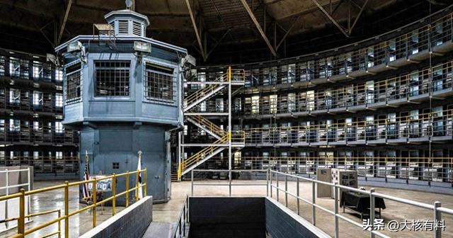 废弃王宫改造的监狱，单人牢房有电视咖啡，可以干兼职赚美元