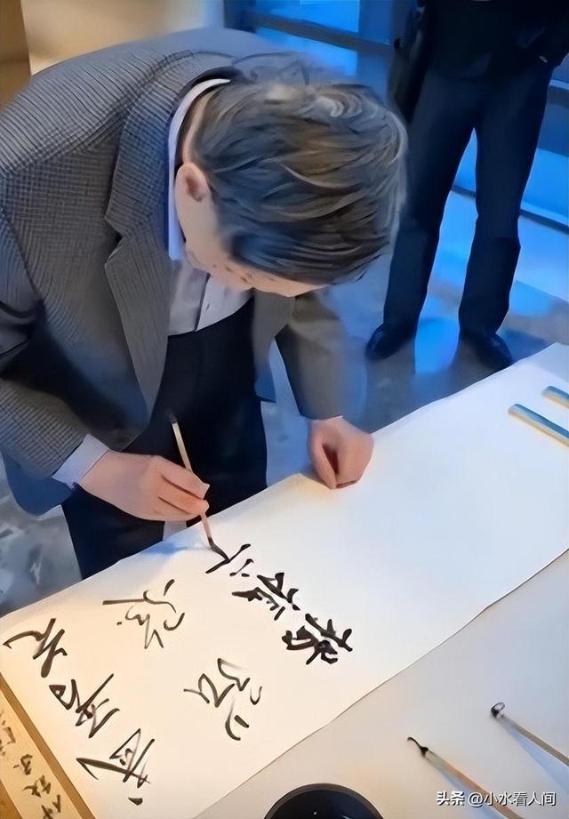 杨振宁追悼会确定，离世前状态曝光，重重摔跤后，翁帆早做好准备