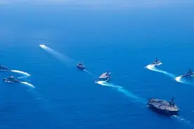 5国兵力集结，美军双航母堵门，解放军出动3艘055，南海昼夜练兵图片