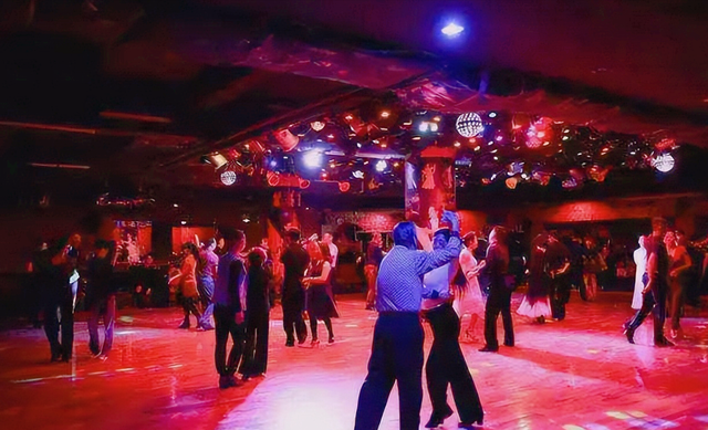 在成都舞厅跳舞的美女是好吃懒做还是另有苦衷？