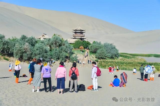 中国八方旅游联合体首趟青甘旅游大型专列抵达敦煌