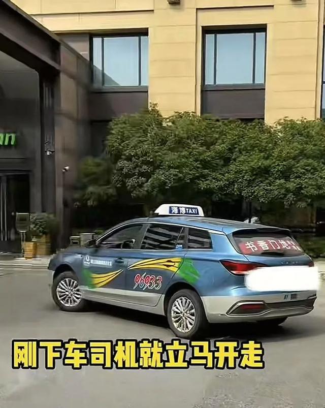 上海虹桥出租车拒载骂人 官方已立案