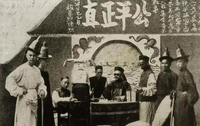 1904年	，王维勤被活剐凌迟时一张罕见留影，脸面向人群充满绝望