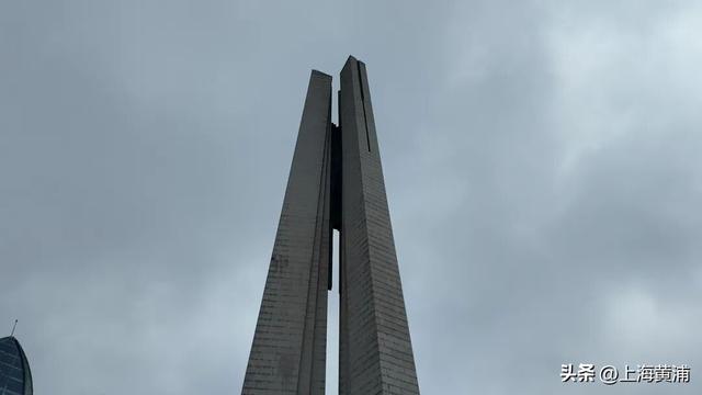 国家烈士纪念日：市民游客自发赴人民英雄纪念塔追思烈士