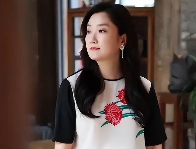 曾毅“翻车”2个月后，玲花损失惨重，她是否后悔21年前的决定？