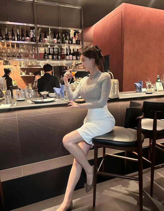 击剑女神秦雪，西餐厅回头率200%，好身材偷偷藏不住