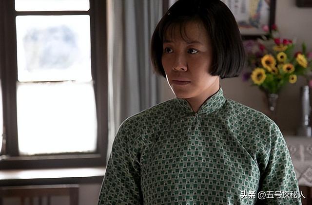 与四婚名导同居三年流产两次不结婚，转身下嫁穷小子，如今咋样？