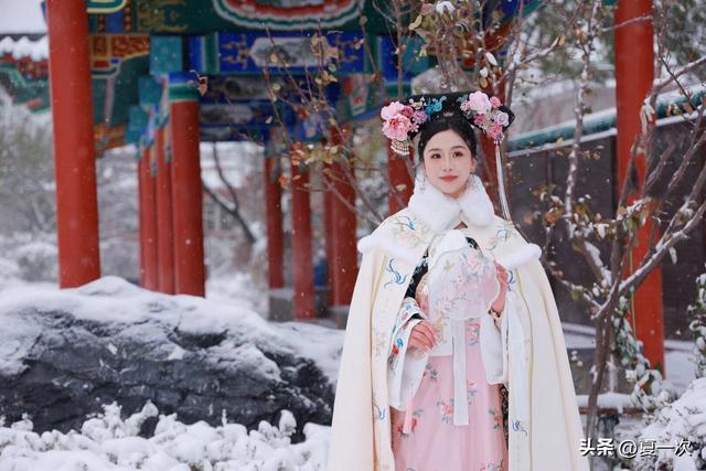 初雪的故宫“一步三格格”！