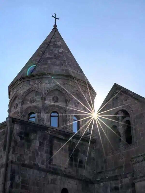 人均卡戴珊，这个忧伤又美丽的小国让我念念不忘