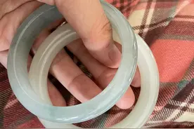 “翡翠手镯”VS“玉手镯”，到底哪个好？看这5点就明白图片