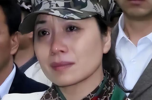 86年老山战场，亲吻临终士兵的女战士张茹，29年后去他墓前探望