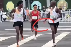 闹大了！北京马拉松惊爆丑闻，三名黑人选手护送中国名将夺冠。图片