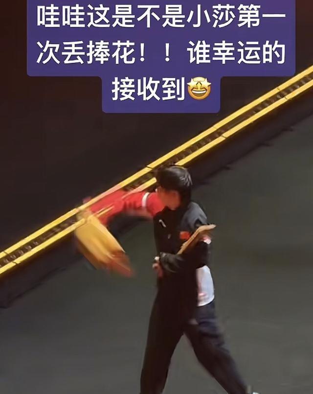孙颖莎在颁奖仪式出洋相了 和曼昱抢着握手 没想到一个举动 球迷沸腾