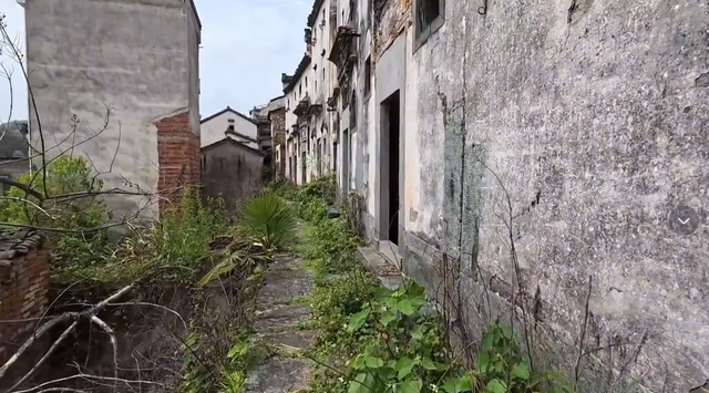安徽令人生畏的百年古村，上千村民一夜撤离，无人居住却摆满棺材