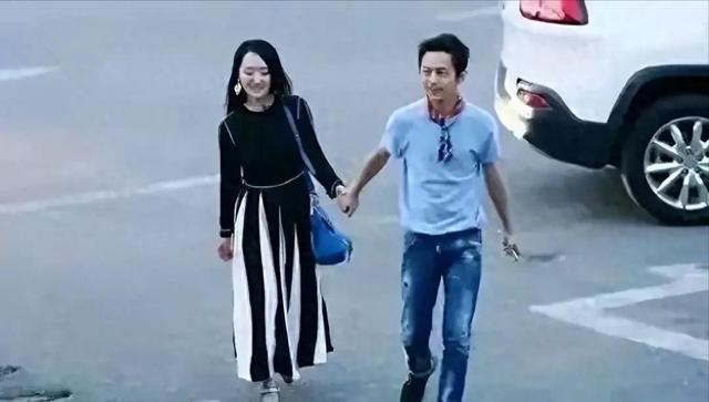 何炅和杨钰莹街头牵手 画面温馨 何炅年事已高 杨钰莹依然美丽动人
