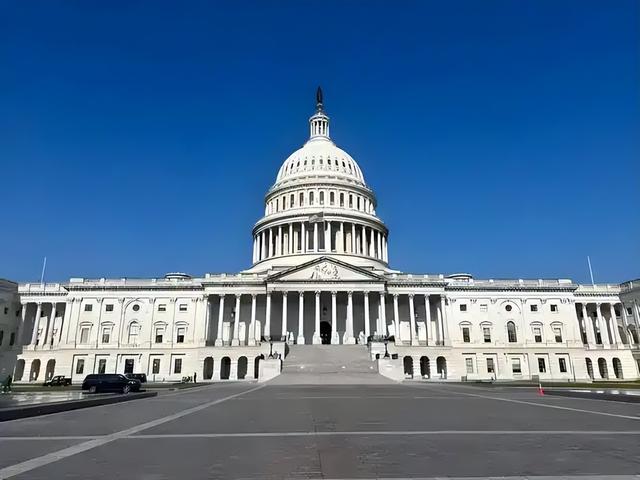 毒品战争还是政权更迭？美军再次袭击毒船，特朗普称与贩毒冲突中