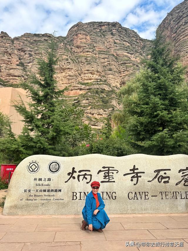 炳灵寺石窟造像跨越千年，石雕泥塑共有，佛道共存