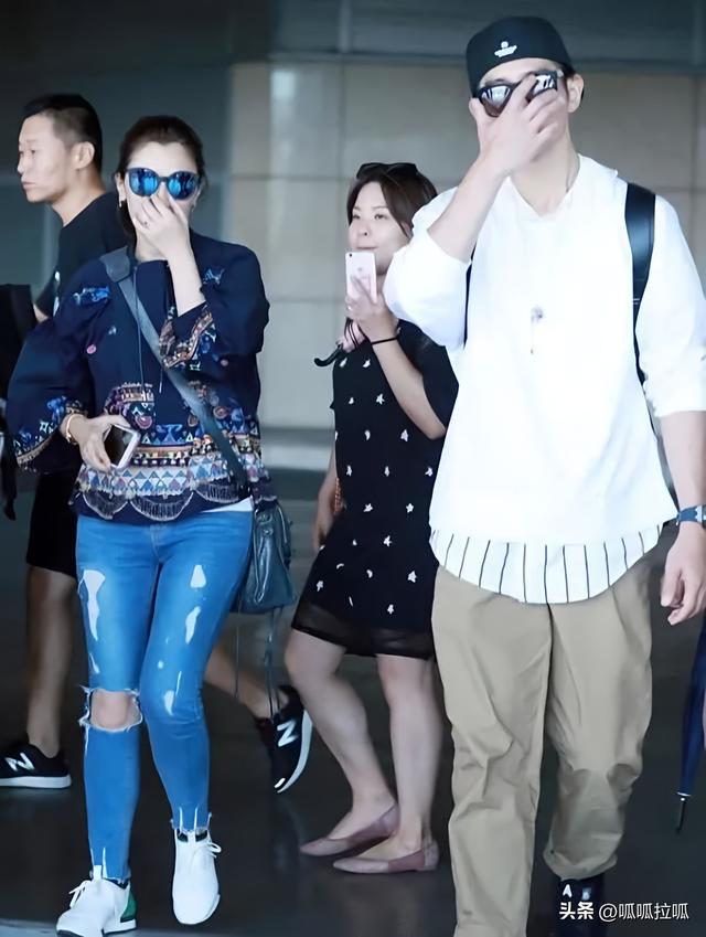 别眨眼！女星穿紧身牛仔裤狂炫身材，细腰翘臀的暴击谁顶得住