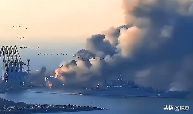 俄军黑海舰队司令气得吐血：乌克兰血洗俄军军港，潜艇遭袭大爆炸