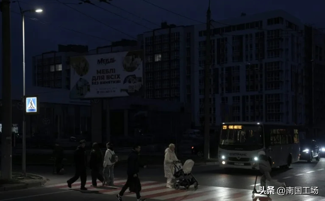 乌克兰全黑了！核打击前最后警告，俄军发射13枚“全球禁止”导弹