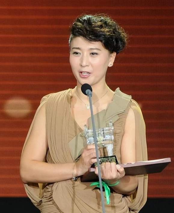 重罚！偷税、背人命债，被官方彻查后首露面的闫学晶 迎来最终结局