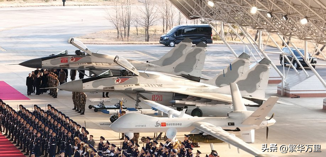 金正恩称赞朝鲜女飞行员是巾帼英雄