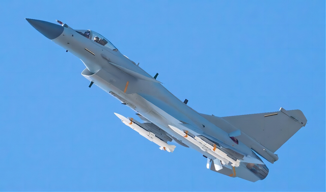 台军“最强战机”现身，被美国人一番折腾，终于赶上歼10C了