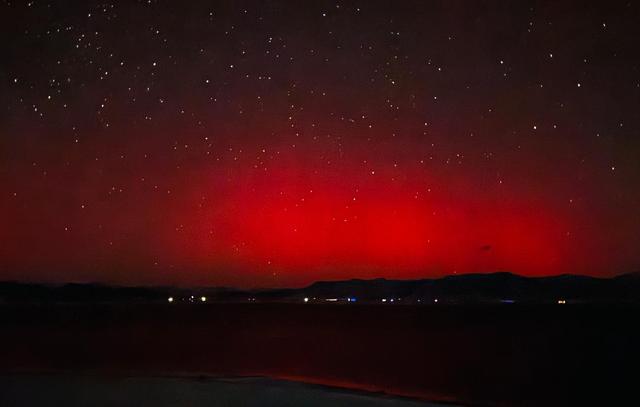 我国北方多地现“绝美极光秀”，赛里木湖被红光笼罩，漠河一天出现两次极光，网友涌入评论区接好运