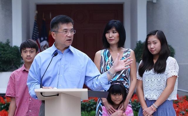 上任与中国为敌，卸任就来中国捞金!华裔美国州长的嘴脸太难看!