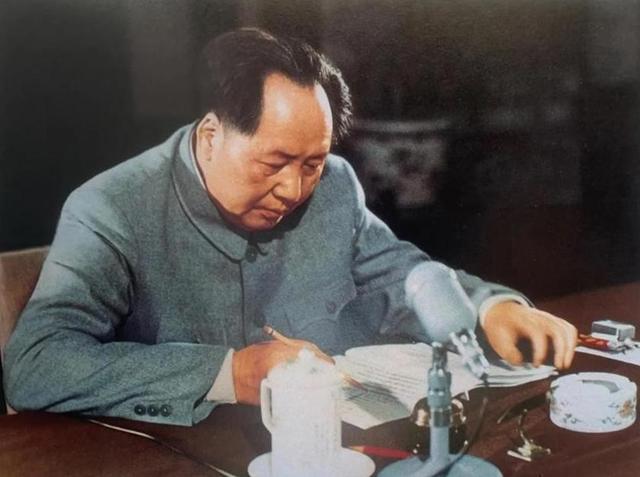 毛主席为何一生不进故宫，终生再未回延安？周总理的谈话道出实情