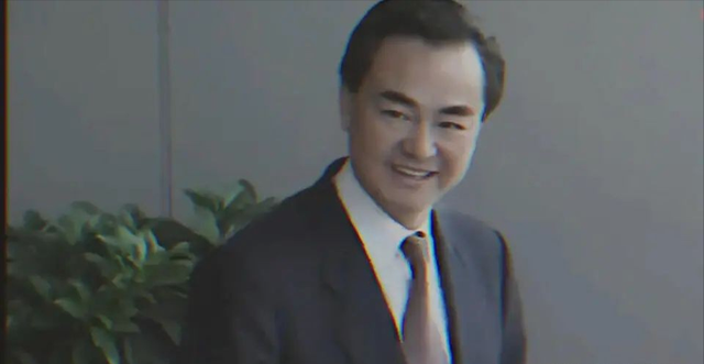 “外交男神”王毅年轻旧照，与妻子罕见同框，岳父曾是周总理秘书