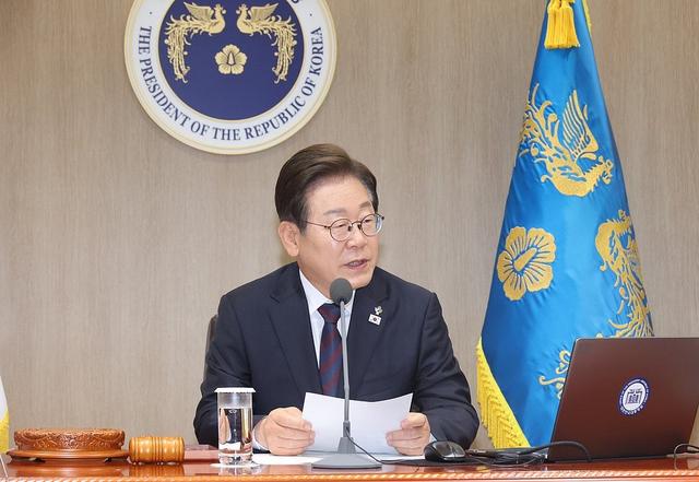 李在明拒绝出席中国阅兵，王毅挂断电话，送了韩国一句话！