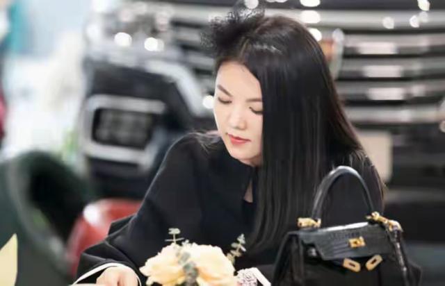 被禁止关注不到两天，李湘被扒底朝天，远不止高调炫富那么简单