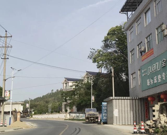 大别山有着八百年历史的县治地,没落成了现在的小山村。