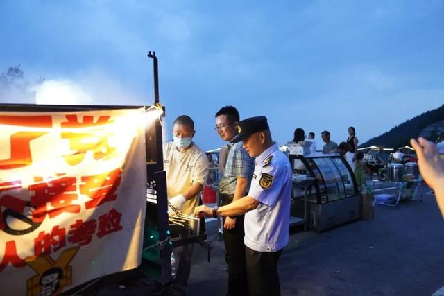 “天曌山”露天食堂，夏夜浪漫，无需在城！#清凉广元#